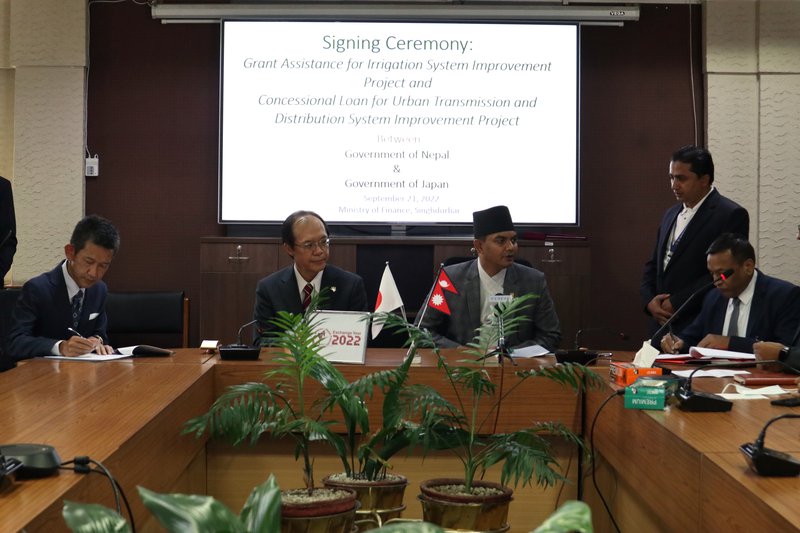 Agreement Signing pic2.jpg