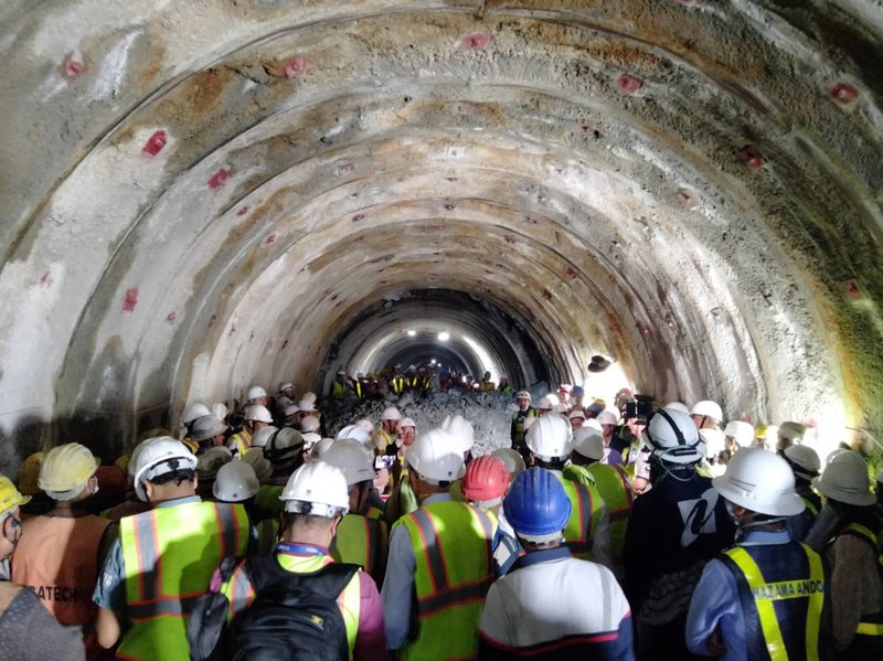 Breakthorugh of Evacuation tunnel 2.jpg