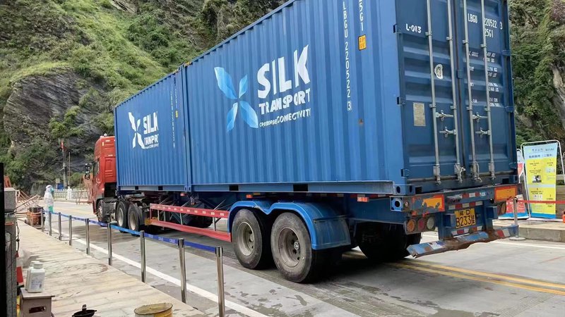 Chinees goods entering from border1.jpg