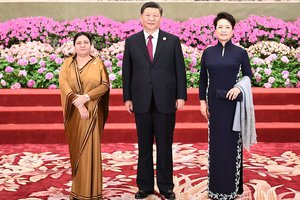 Chinese-President-Xi-Jinping-and-his-wife-Peng-Liyuan-welcome-Nepali-President-Bidya-Devi-Bhandari-Photo-XinhuaXie-Huanchi.jpg