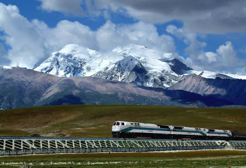 Chinese railway in Tibet.jpg