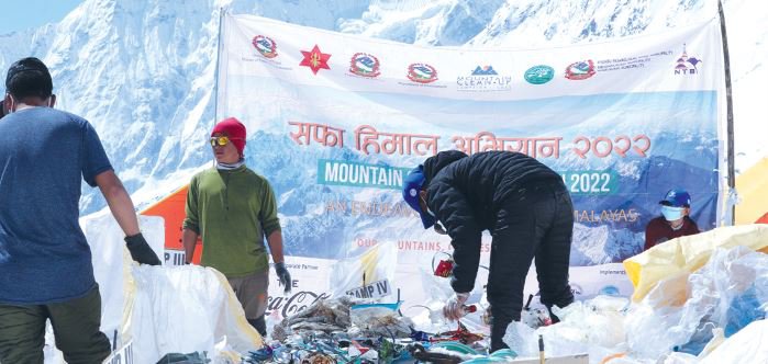 Everest Cleaning Nepal Army.jpg