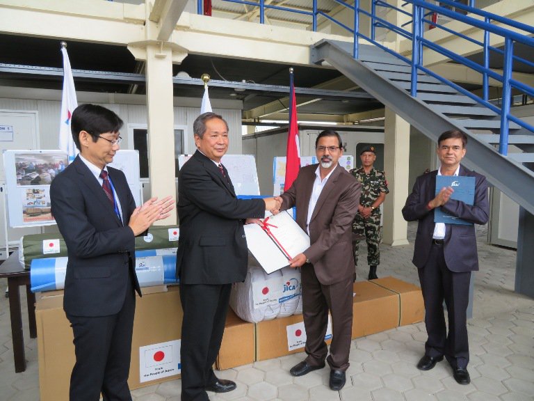 Japanese ambassaor hands over relief materials 1.jpg