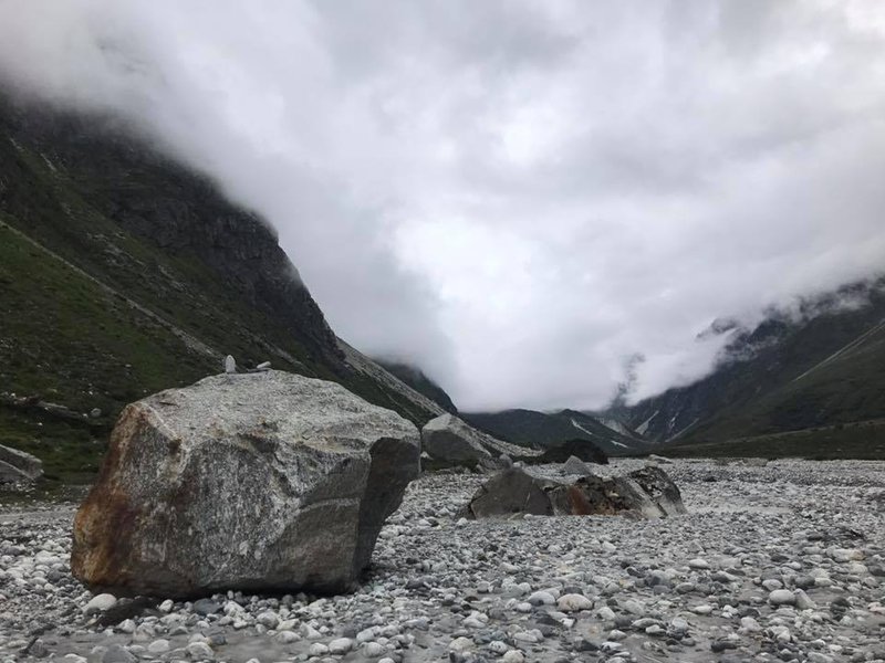 Langtang river bolderr.jpg