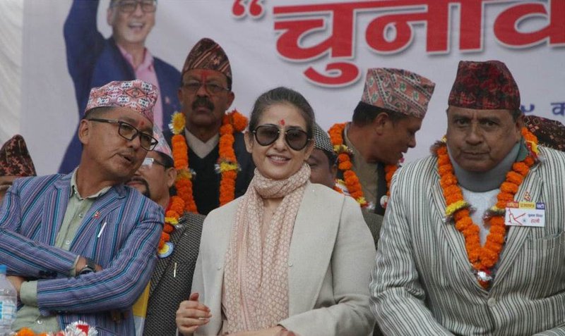 Manisha-Koirala-In-Chunavi-sabha-Raprapa-3-1024x683.jpg