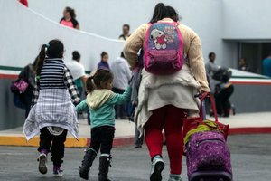 Migrants-walk-towards-El-Chaparral.jpg