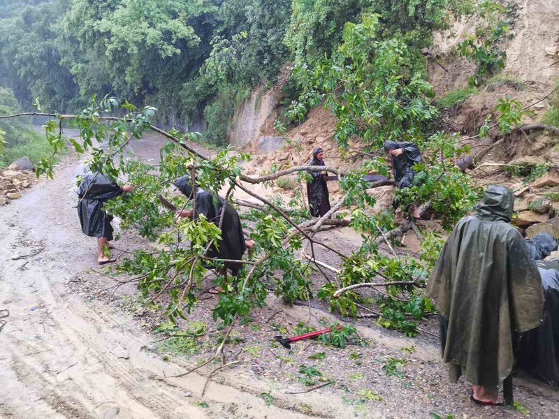 Nepal Army Dang-Lamahi Road.jpg
