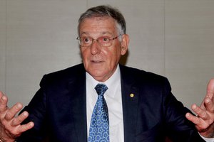 Nobel Laureate Dan Shechtman Man To Listen