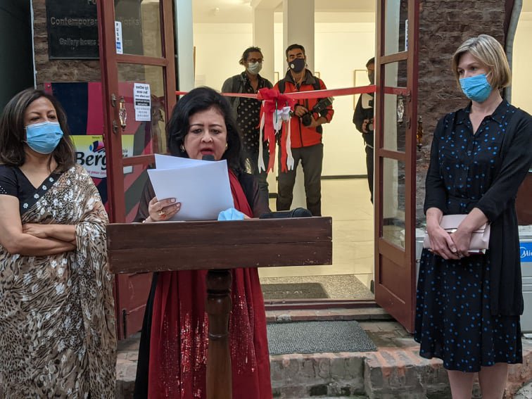 Pratima Pande addressin the exhibtion.jpg