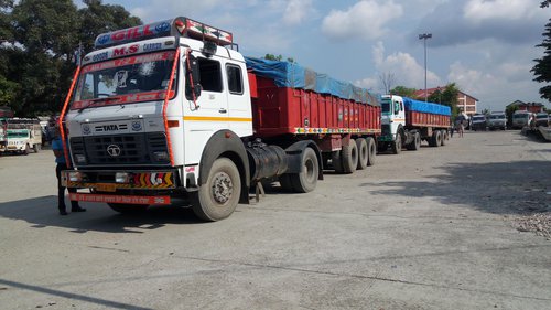 Trucks of clinker kakarvitta border point.jpg