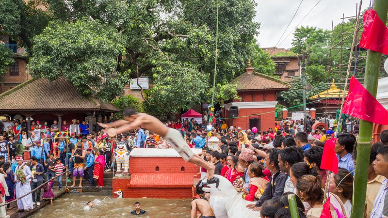 Young man jumping inside the pond next to Kumbheshwar Temple in Patan (1).jpg